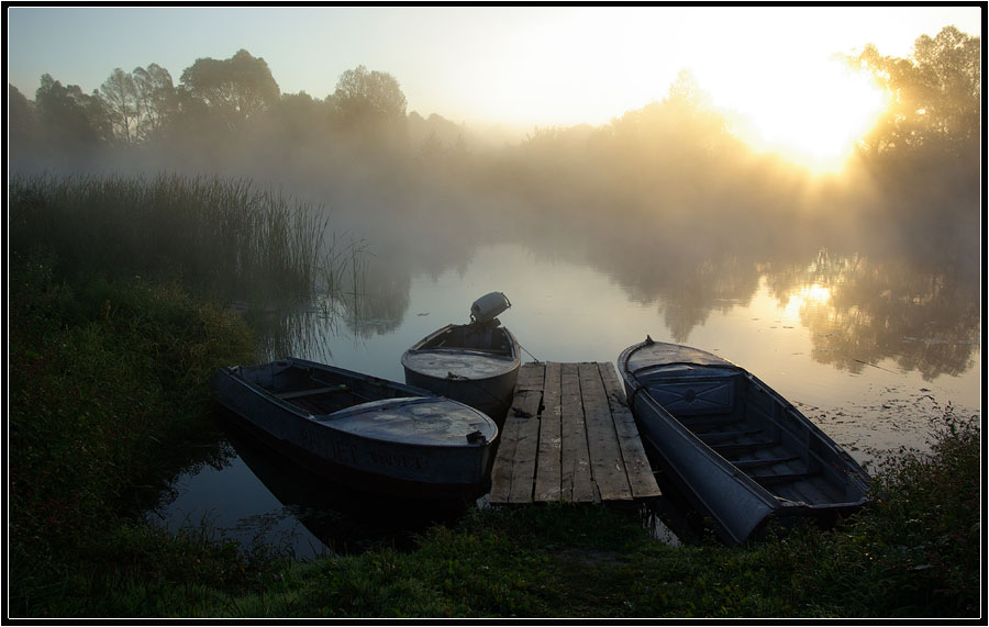 photo "***" tags: landscape, утро река лодки туман