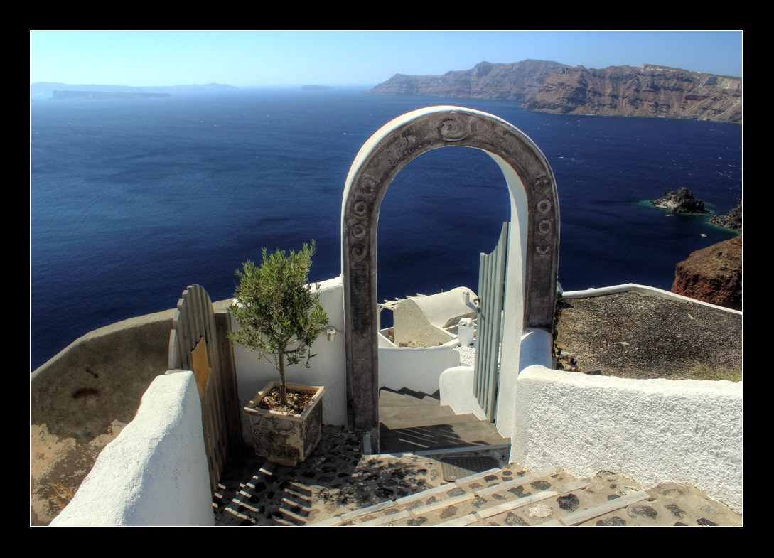фото "Дверь в море" метки: пейзаж, архитектура, путешествия, Греция, Европа, Санторини, арка, вода, горы, дверь, здание, лестница, лето, море, ступеньки