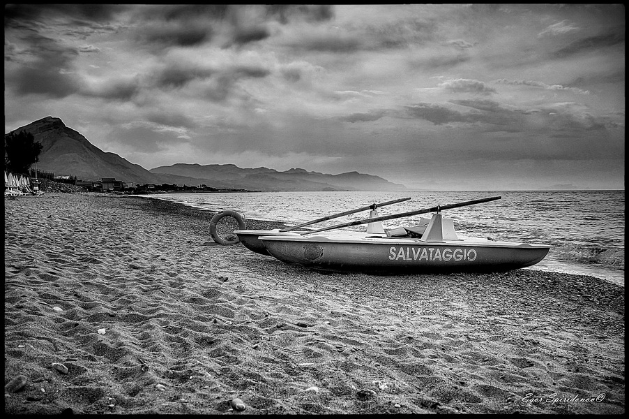 photo "Muse" tags: landscape, travel, black&white, beach, beach, boat, mountains, muse, sea, sea, Сицилия, задумчивость, облачно