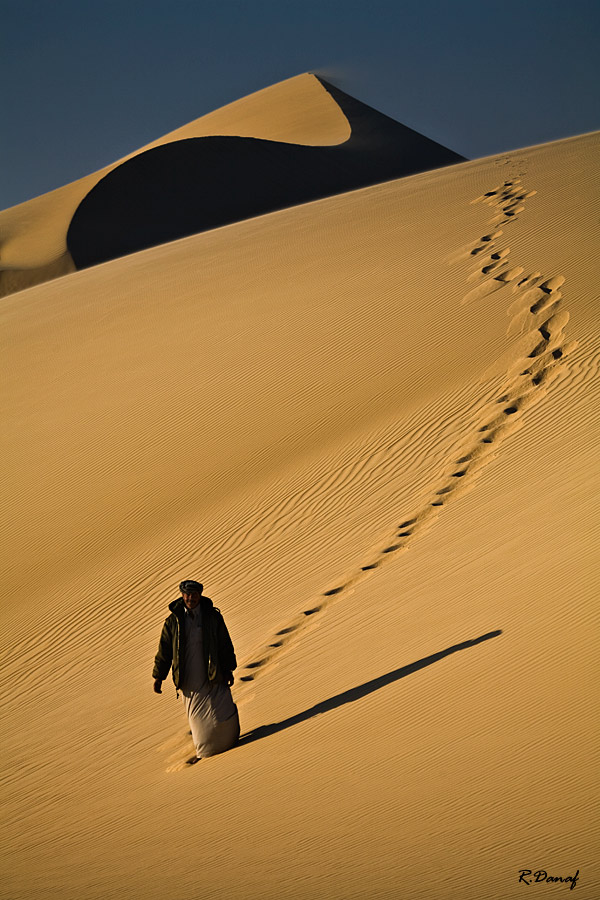 photo "Traces - Resubmitted" tags: travel, landscape, Africa, desert, man