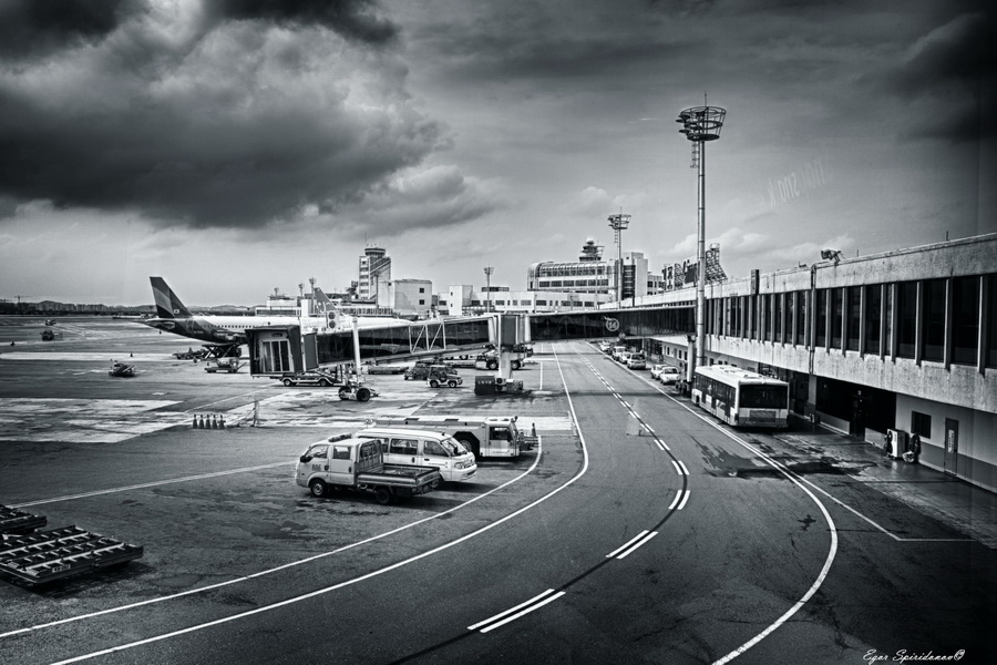 photo "***" tags: landscape, travel, black&white, clouds, sky, аэропорт, самолёт