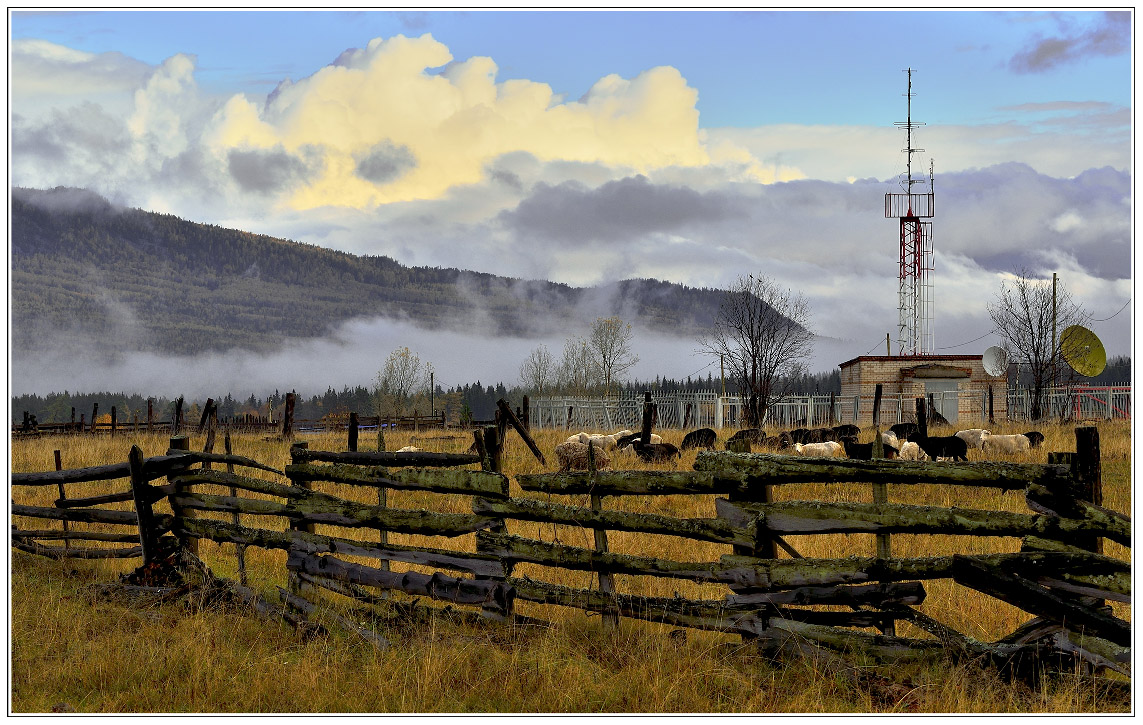 photo "***" tags: landscape, travel, nature, autumn, clouds, morning, mountains, pets/farm animals, september, village, Зигальга, Тюлюк, заборы, туманы