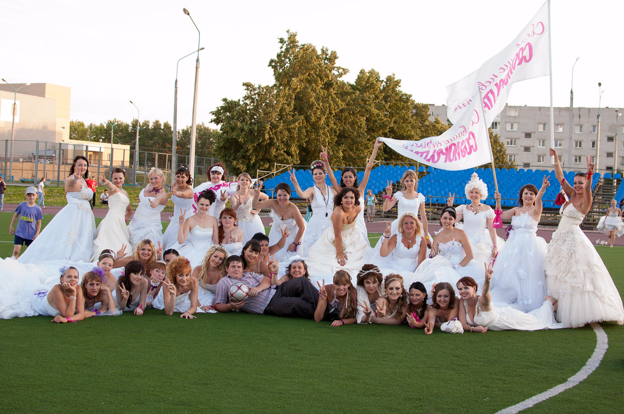 photo "Runaway brides" tags: portrait, genre, reporting, bride, girl, wedding, woman, футбол