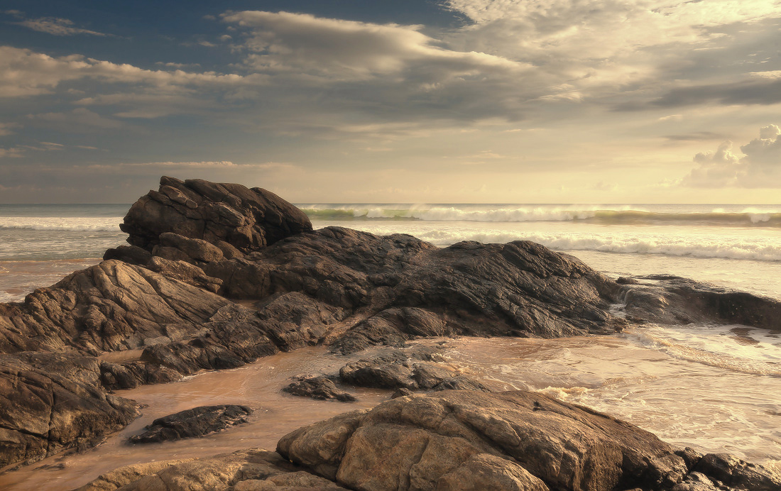 photo "***" tags: landscape, clouds, coast, ocean, stone, Шри Ланка, волны