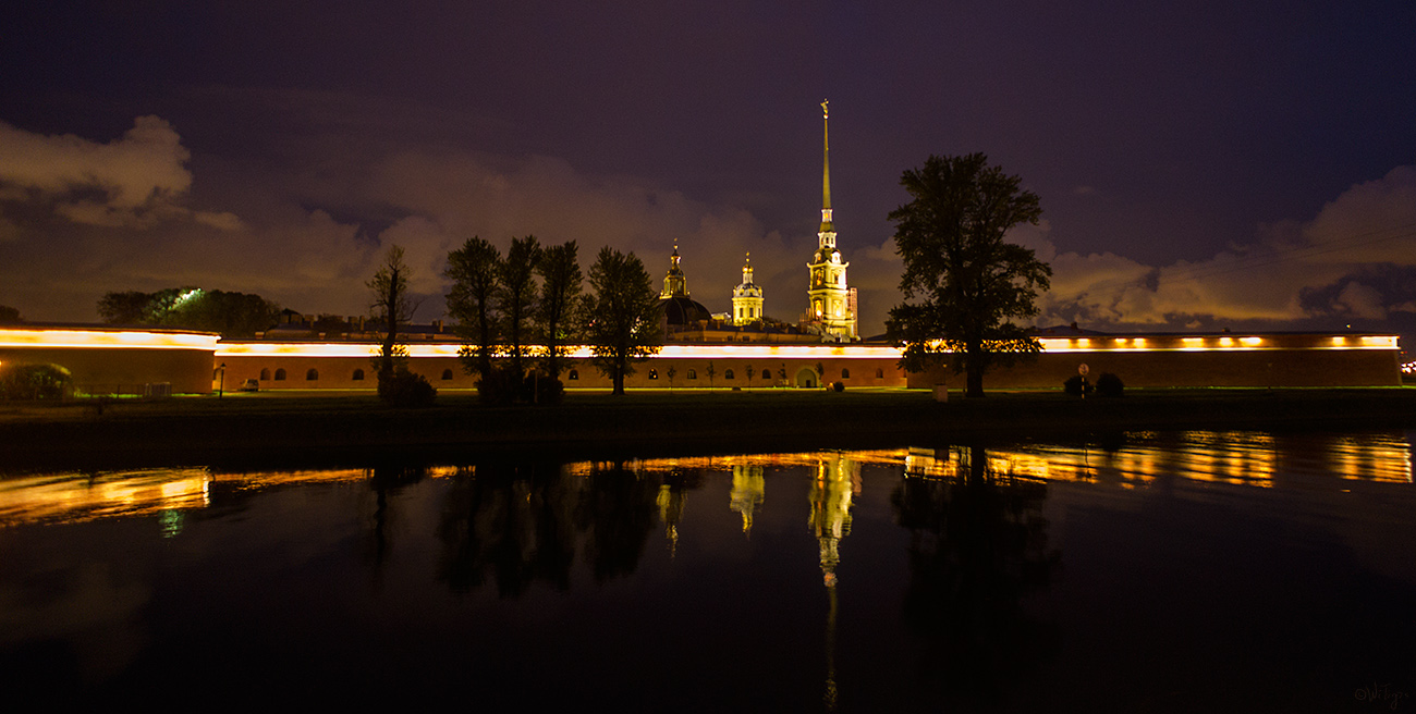 photo "***" tags: landscape, architecture, city, autumn, clouds, night, reflections, river, temple, water