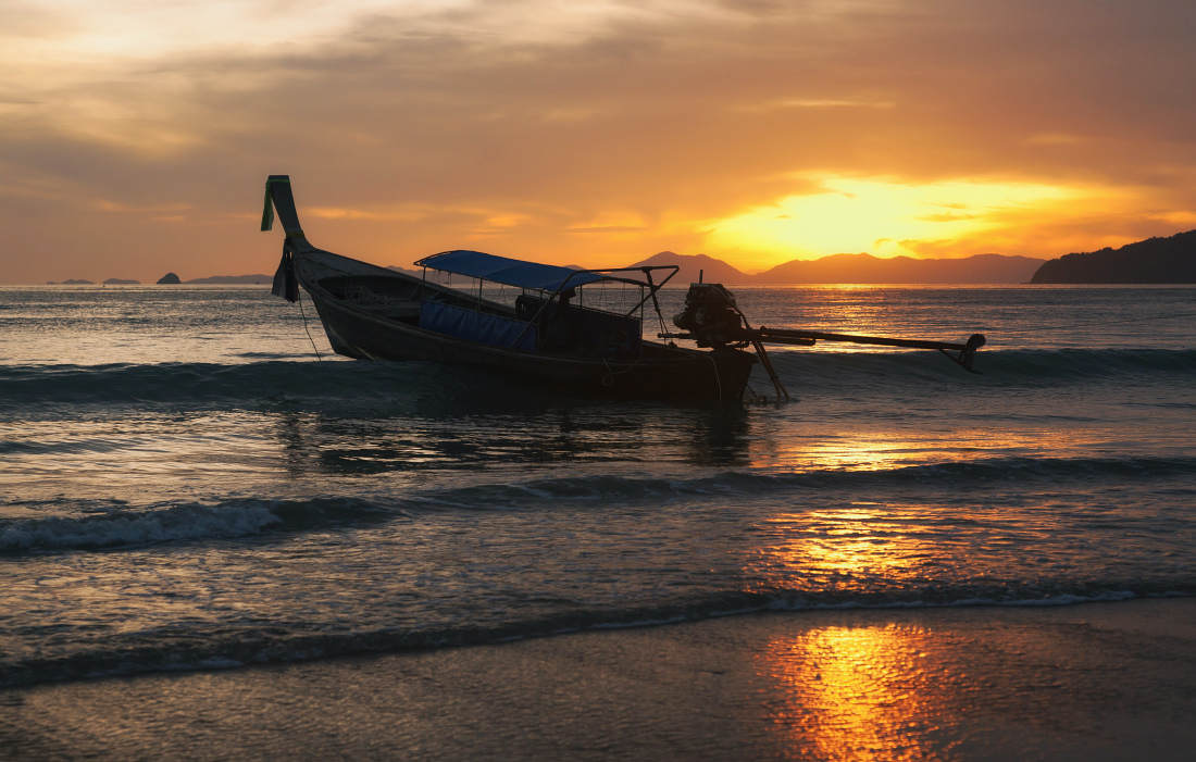 photo "***" tags: landscape, boat, coast, sea, storm cloud, sunset, Таиланд, волны