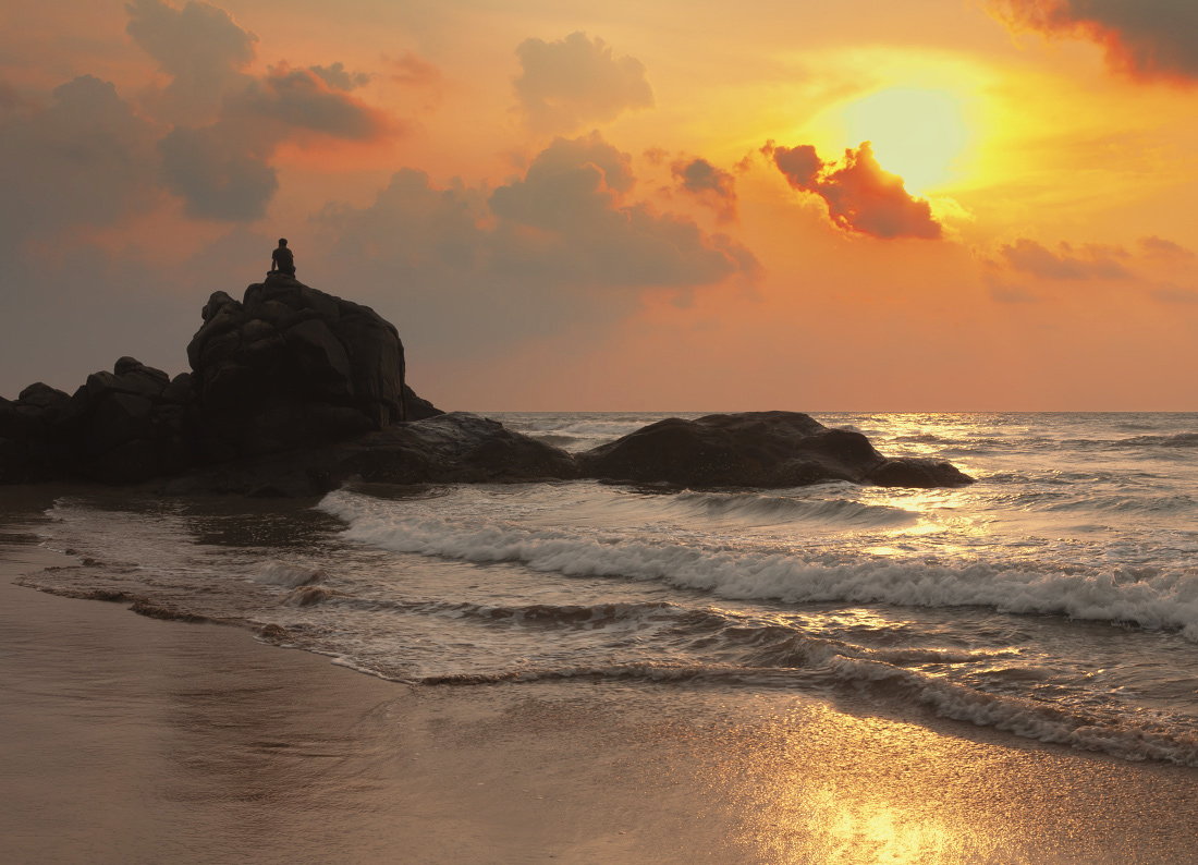фото "Океанский закат" метки: пейзаж, Шри Ланка, берег, вечер, волны, закат, камень, океан, человек