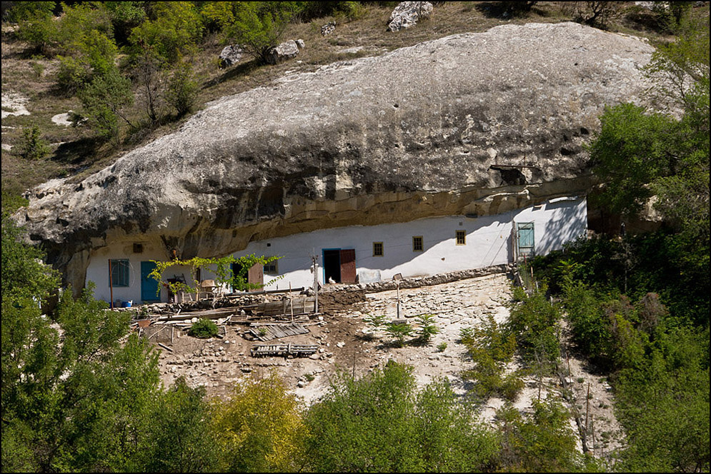 photo "Lodge" tags: travel, Crimea, mountains, summer, монастырь