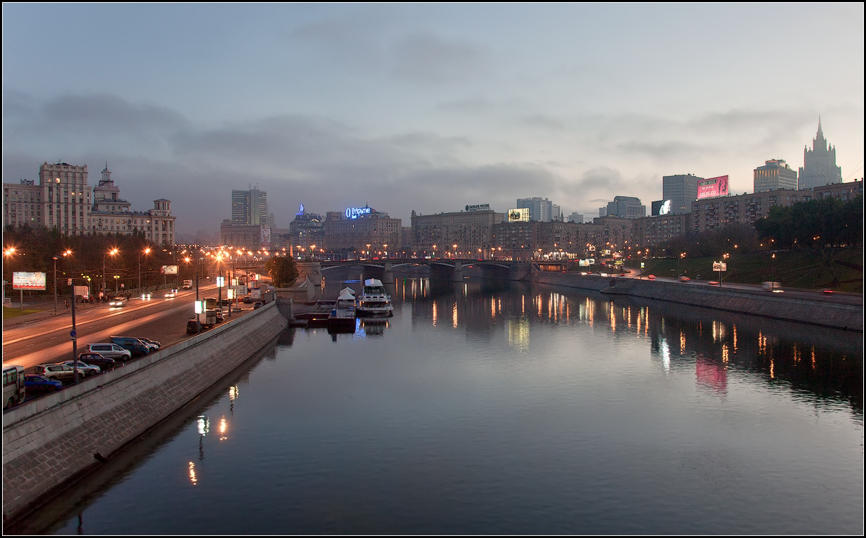 фото "Москва. Вид на Бородинский мост." метки: город, архитектура, Москва, мост, река, туман, утро