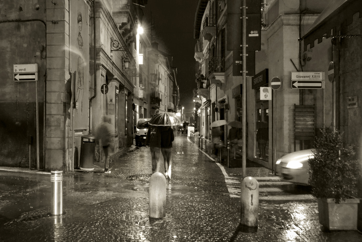 photo "Rain..." tags: street, city, black&white, Europe, evening, rain, улочки