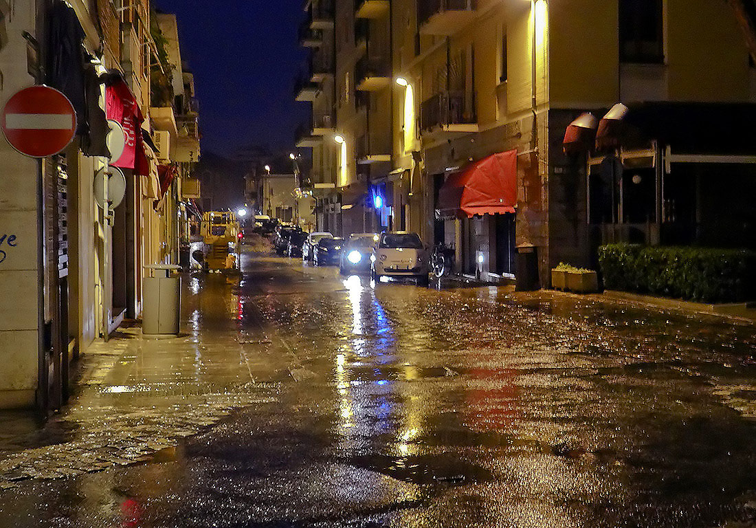 photo "Rain..." tags: street, city, Europe, rain