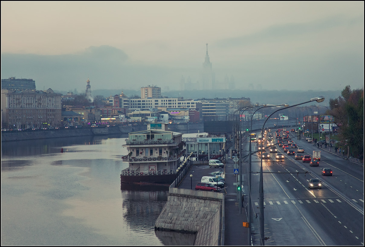 photo "fog in city" tags: city, architecture, Moscow, autumn, fog, Бережковская, Набережная, университет