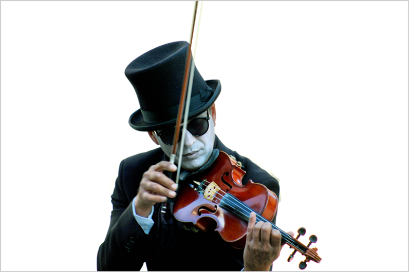 photo "violinist-mime" tags: genre, misc., portrait, 