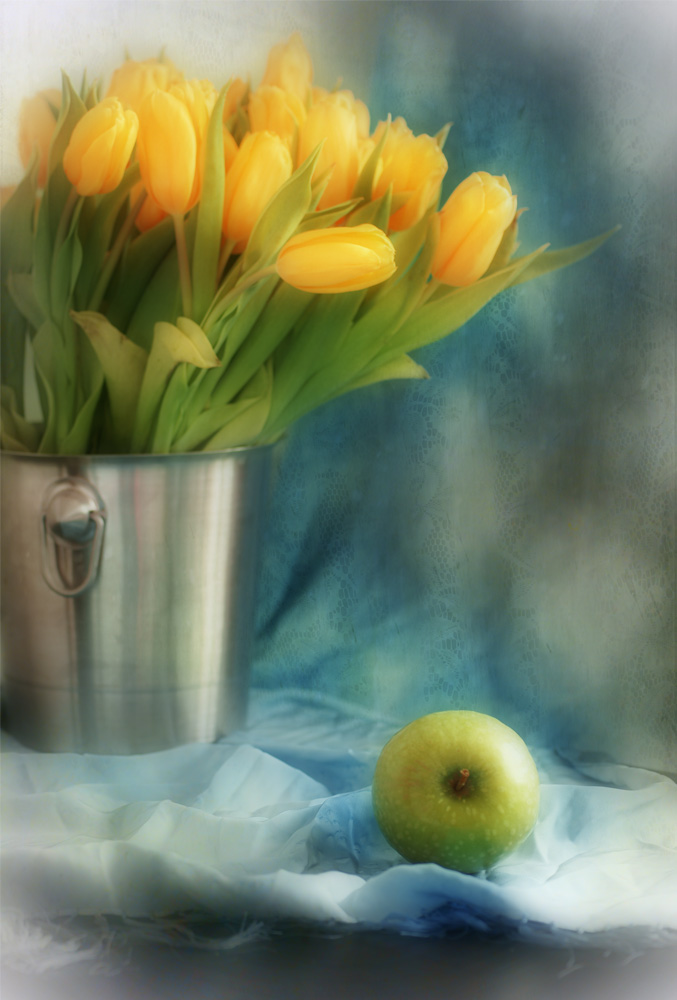 фото "Яблоко и тюльпаны" метки: натюрморт, 