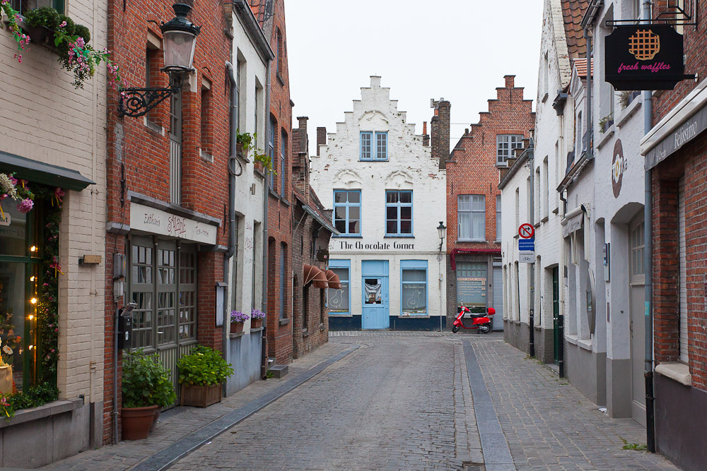 фото "В шоколаде..." метки: город, техника, разное, Brugge, Брюгге, Европа, мотоцикл