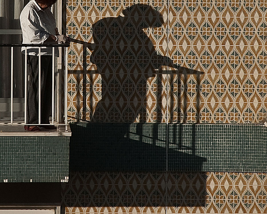 photo "Balcony" tags: architecture, city, Portugal, people