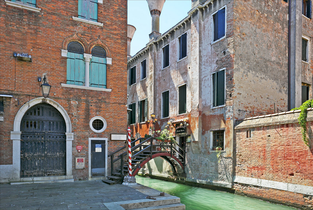 photo "Small bridge in the dead-end" tags: city, Europe, Italy, Venice, bridge