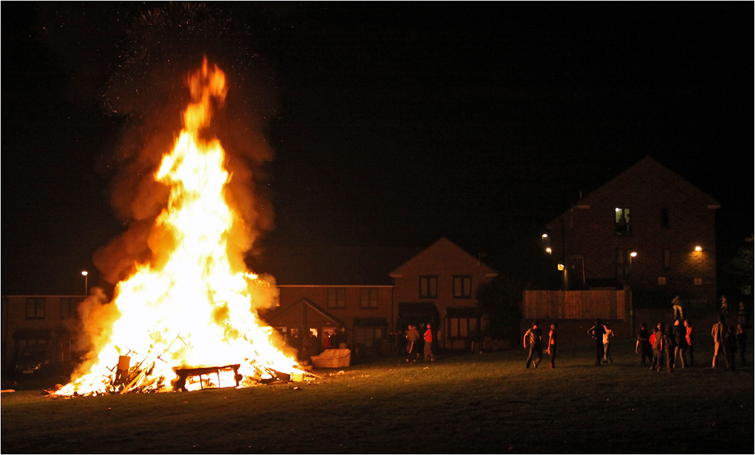 photo "Bonfire Night" tags: street, reporting, 