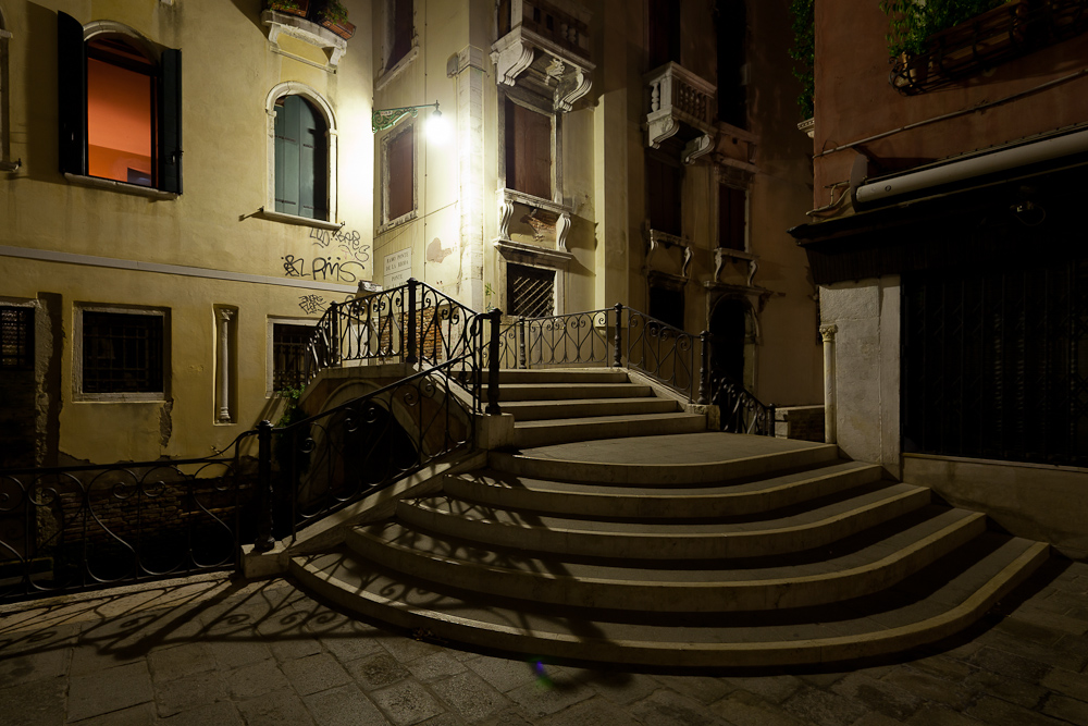 photo "Here's again the window,  where nobody sleep..." tags: city, travel, Venice