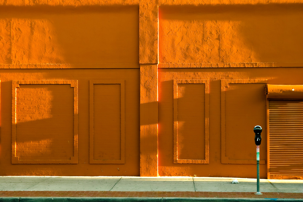 photo "Sunrise on a building facade" tags: architecture, street, Building facades