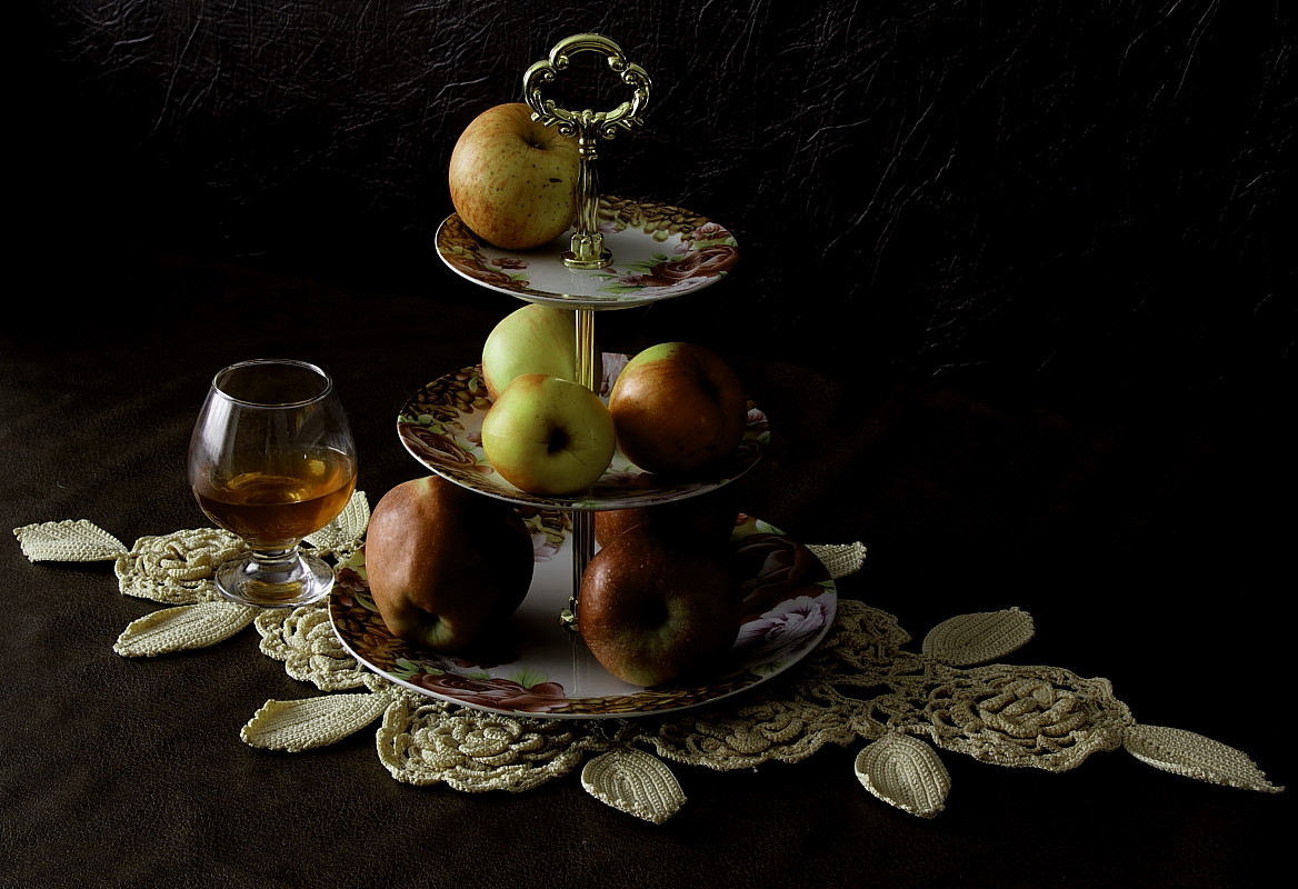 photo "***" tags: still life, бокалы, коньяк, яблоки