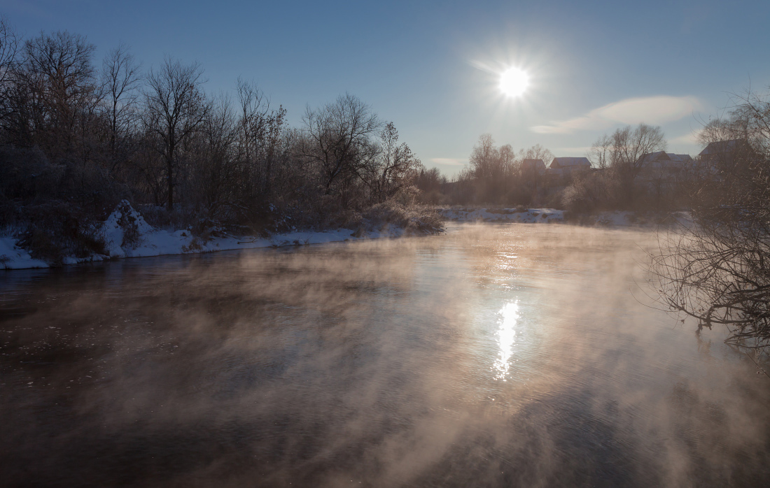 фото "Теплый морозный туман" метки: пейзаж, блик, вода, деревня, деревья, лес, река, снег, солнце, туман