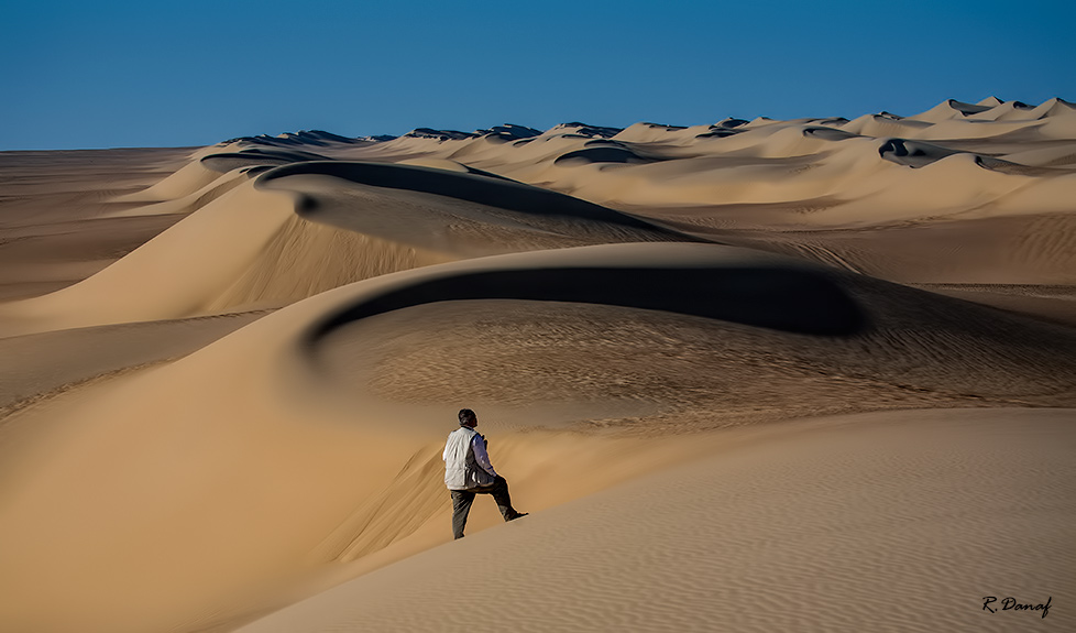 photo "Dunes and photographer" tags: travel, landscape, desert