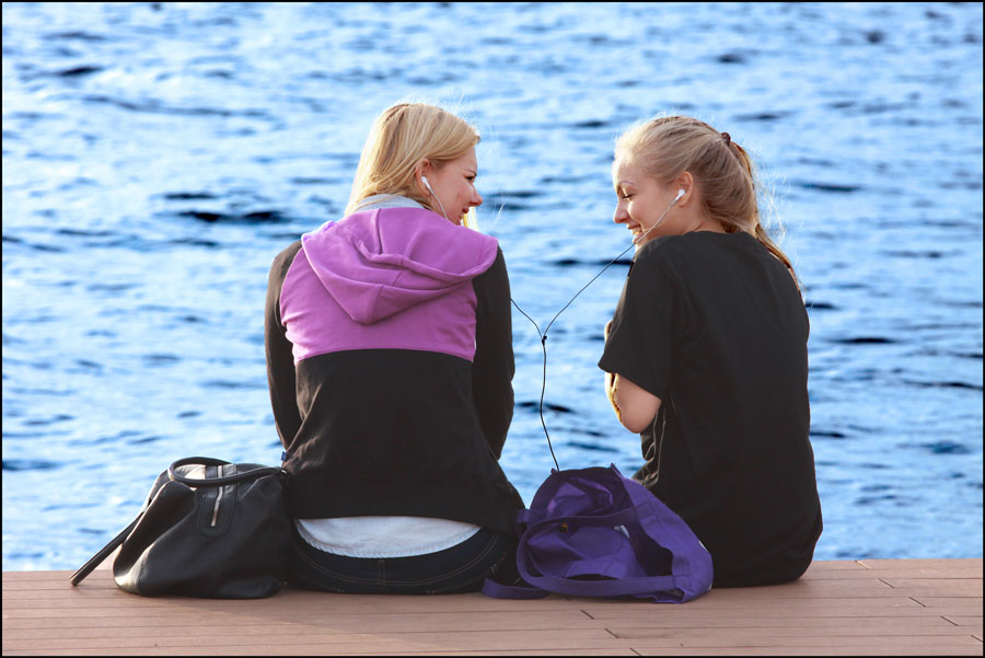 photo "***" tags: street, autumn, girls, sea