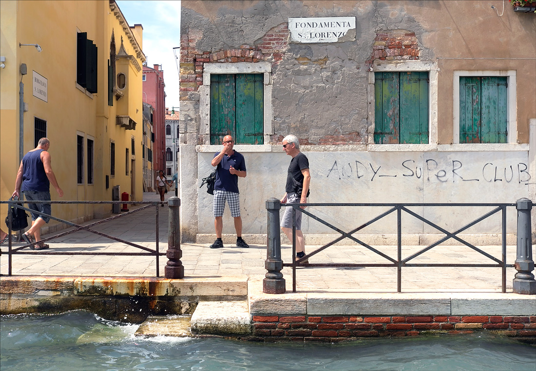 photo "Frozen moment" tags: street, Venice, мужчины