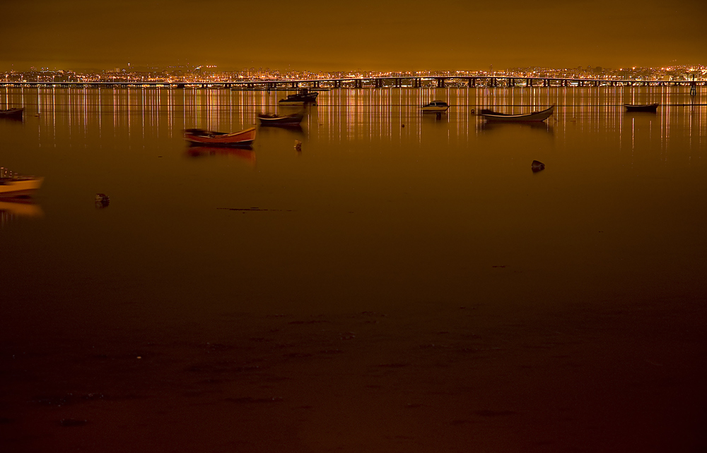 photo "River Tagus by Night" tags: landscape, panoramic, Europe, Portugal, Tagus, Tejo, boats, estuary, navigation, night, reflections, river, water