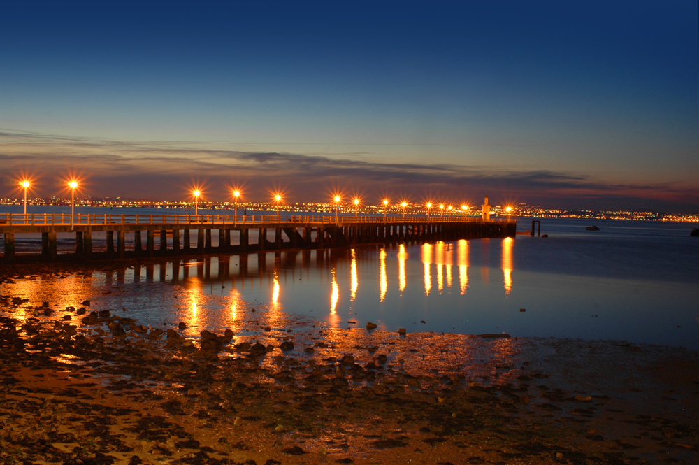 photo "PIER" tags: architecture, panoramic, technics, Europe, Portugal, Tagus, Tejo, estuary, harbour, night, reflections, river, water