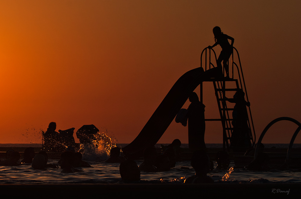 photo "Sunset play" tags: genre, children, summer, sunset, water