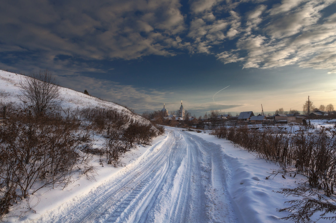 photo "***" tags: landscape, clouds, road, snow, winter, деревня, колея, склон, церковь