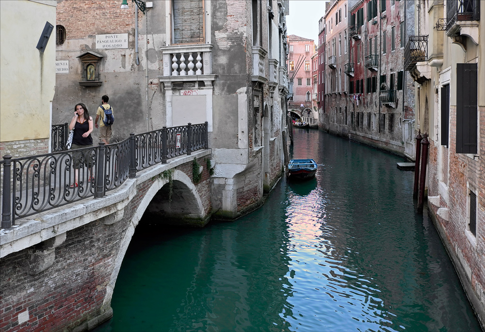 photo "Pronto 2" tags: genre, street, city, Europe, Venice, bridge, каналы
