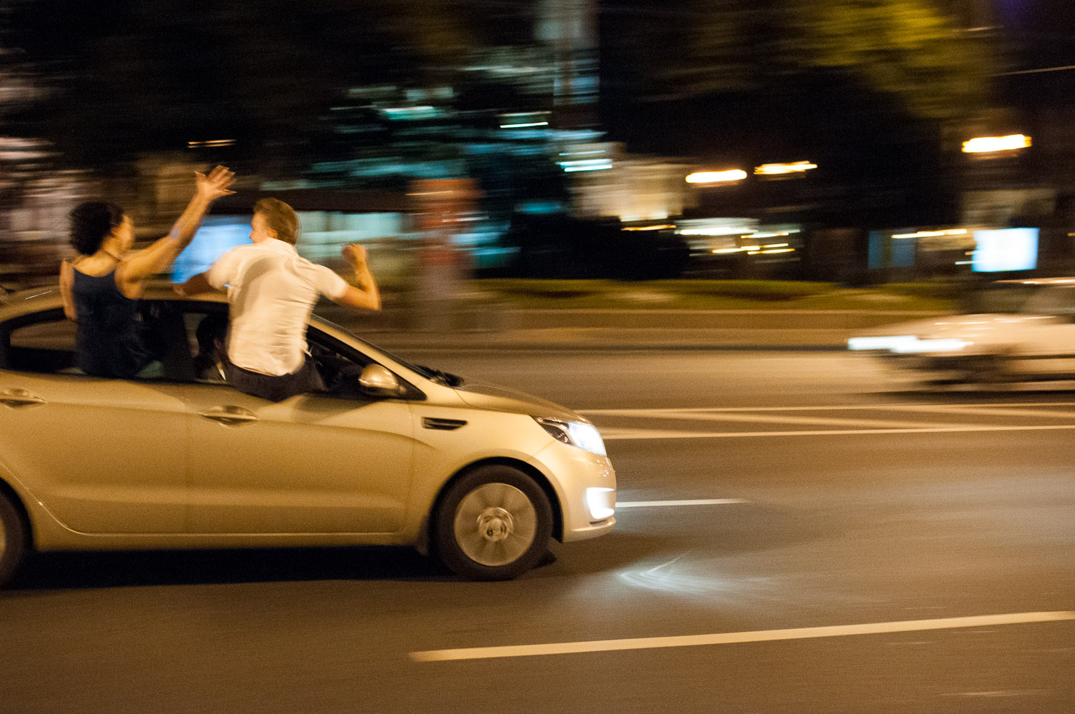 photo "Bright Young People" tags: street, genre, night, машина, молодёжь, развлечения