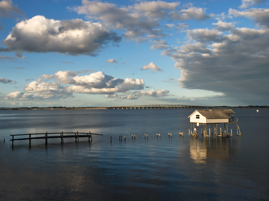 photo "A Path to the House" tags: landscape, architecture, river, дом, причал