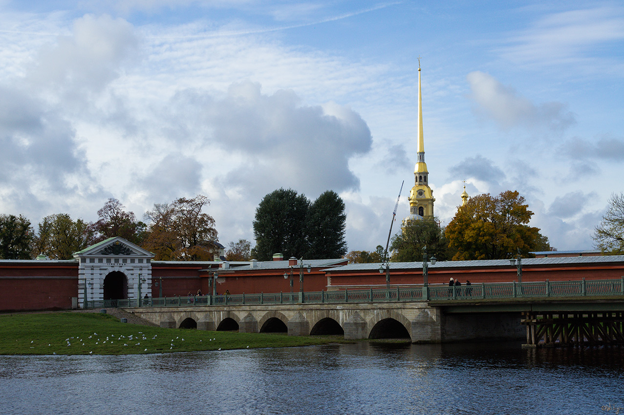 photo "***" tags: landscape, architecture, city, autumn, building, clouds, river, temple, water