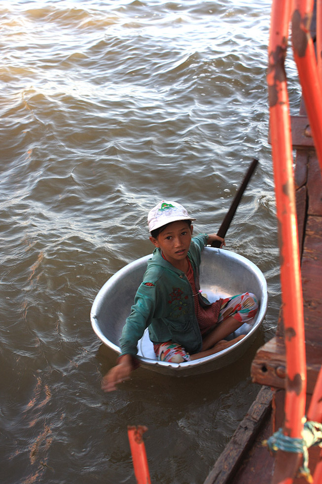 photo "Cambodian child" tags: travel, portrait, reporting, 