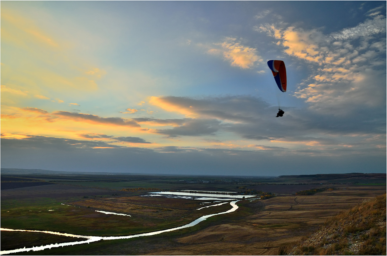 photo "***" tags: sport, clouds, evening, pond, river, summer, sunset, water, склон