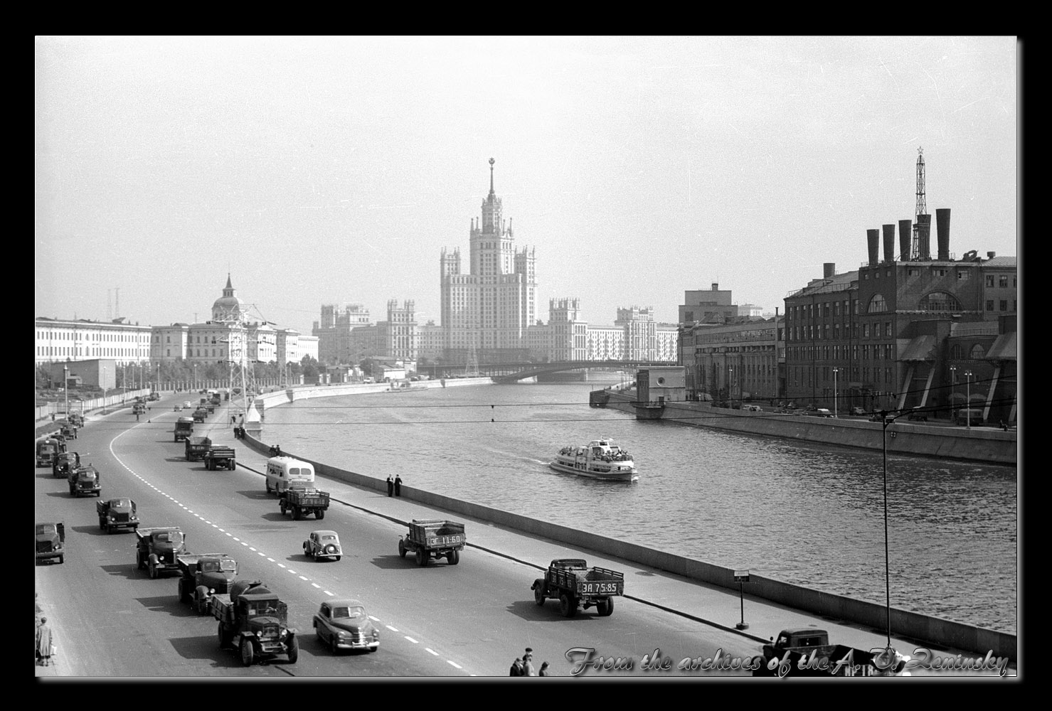 photo "View of the skyscraper at Tinkers waterfront" tags: architecture, city, black&white, Europe, building, people, road, summer, water