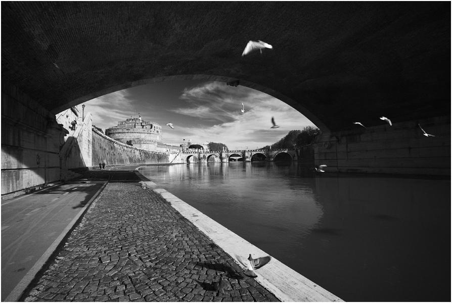 photo "Vista di Castel Sant'Angelo per l'argine del Tevere" tags: black&white, landscape, city, 