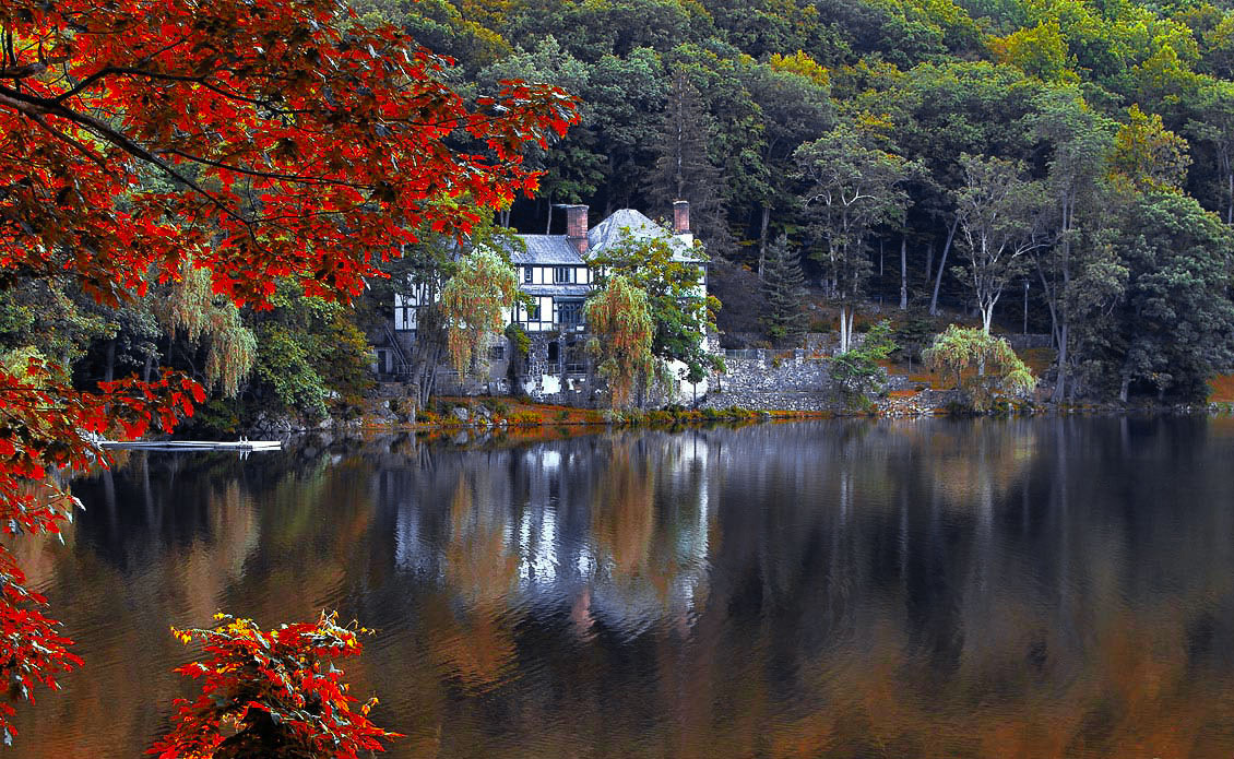 фото "Домик на озере....." метки: пейзаж, Северная Америка, вода, лес, осень