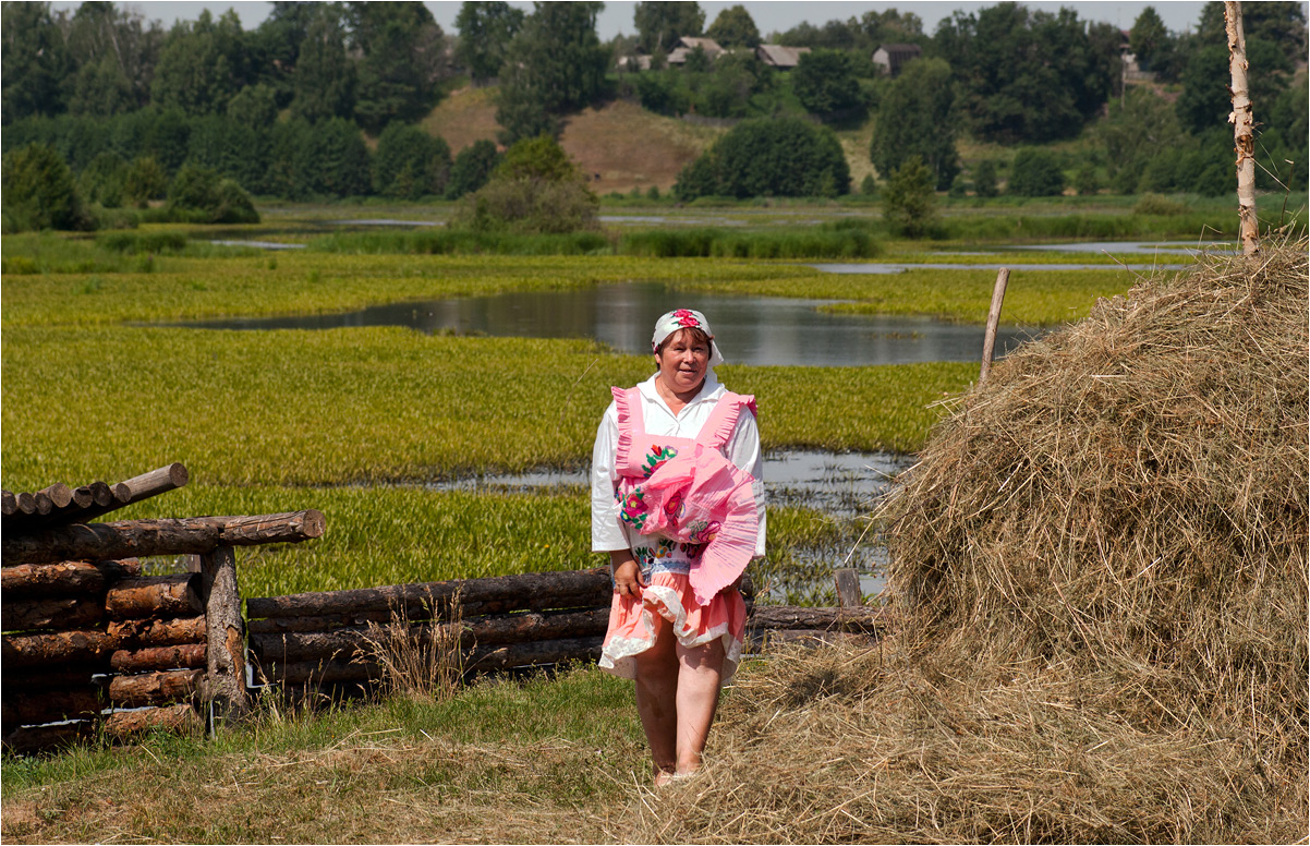 photo "***" tags: genre, street, grass, summer, water, woman, деревня, сенокос