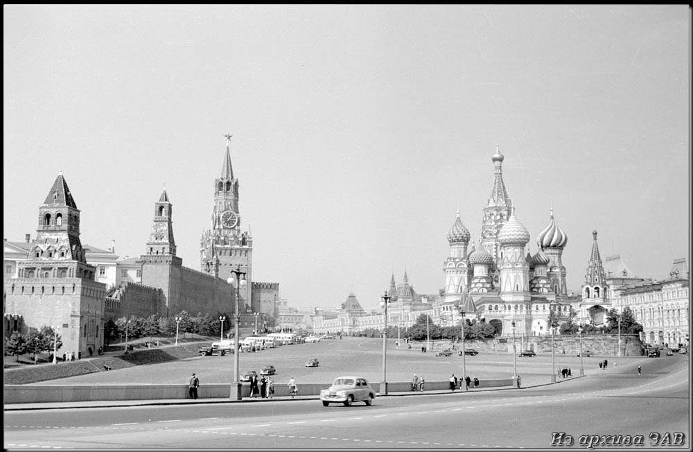 фото "Кремль и Покровский собор." метки: архитектура, черно-белые, пейзаж, Европа, башня, дорога, здание, лето, люди, храм