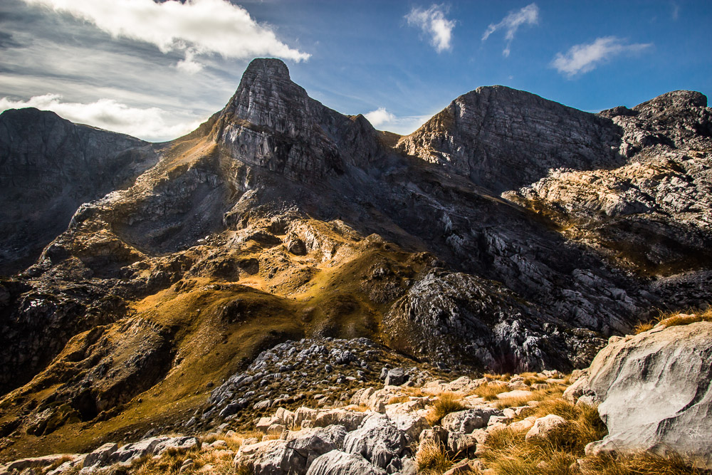 photo "Dog's mountains" tags: landscape, autumn, dog, mountain, rock