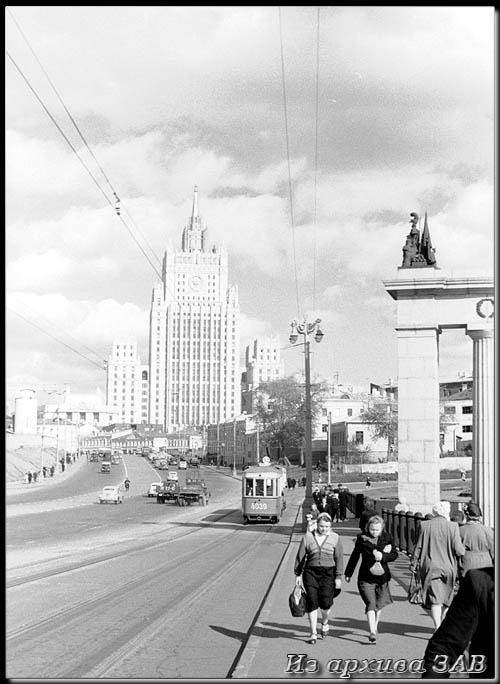 photo "View of the Foreign Ministry of Borodino bridge" tags: architecture, black&white, city, Europe, building, people, road, summer