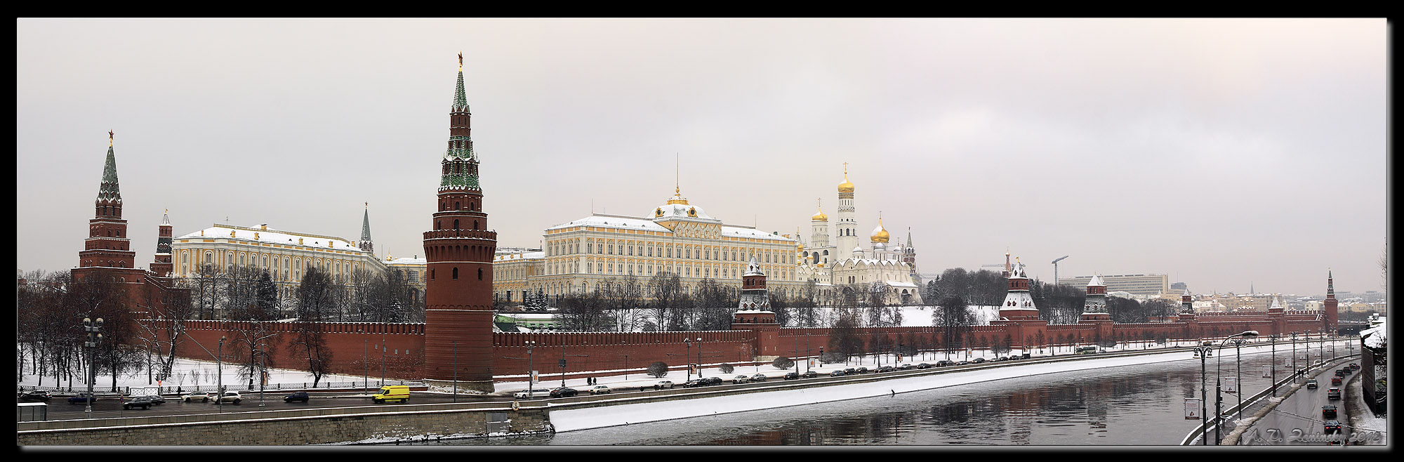 фото "Панорама московского Кремля." метки: архитектура, пейзаж, панорама, Европа, башня, вода, дорога, здание, зима, облака, храм