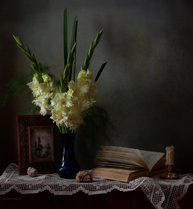 photo "***" tags: still life, flowers, light, гладиолус, грусть, книга, настроение