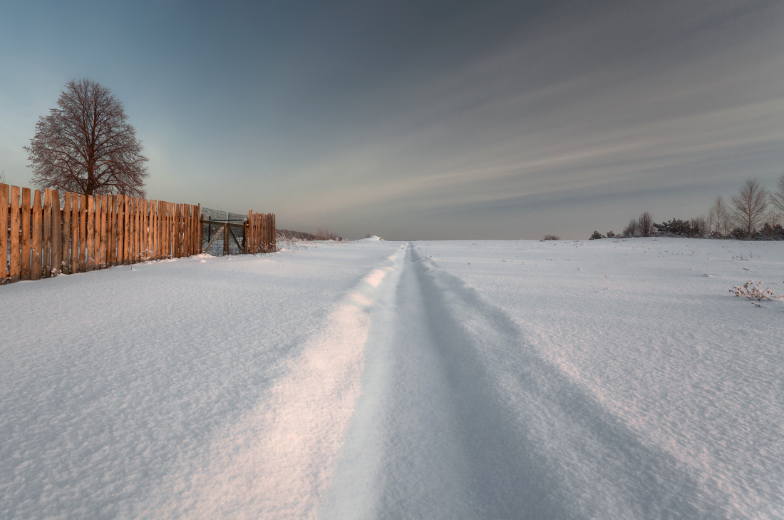 photo "***" tags: landscape, evening, sky, snow, tree, winter, Тропинка, забор, мороз, текстура