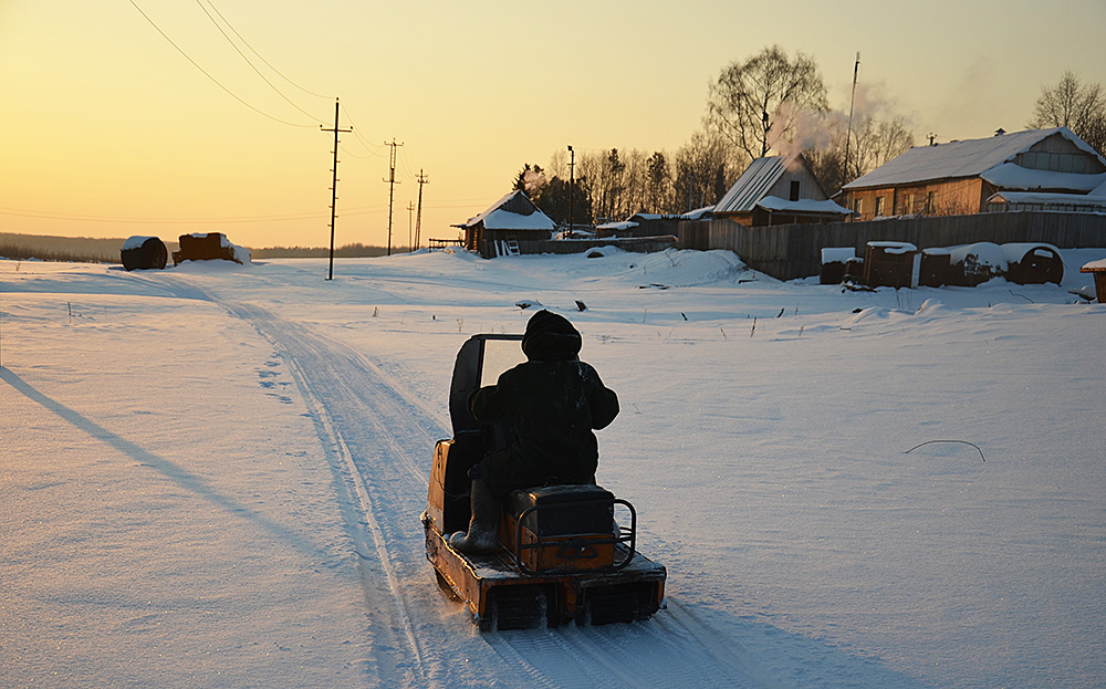 photo "***" tags: landscape, nature, snow, sunset, winter, woman, деревня